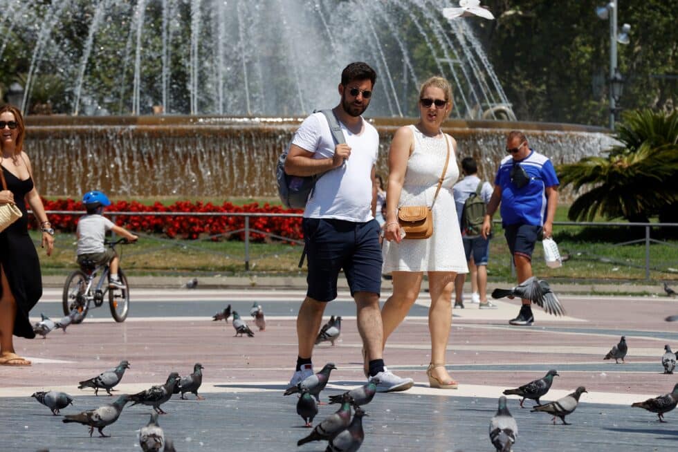 Una pareja pasea sin mascarilla por la plaza de Cataluña este sábado en Barcelona.