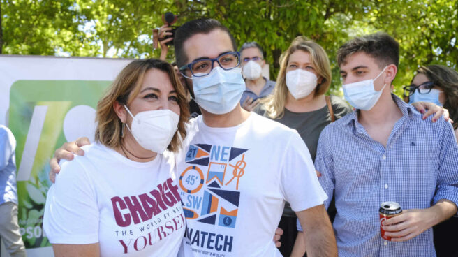 Díaz en Gines (Sevilla) con el reclamo como camiseta: "Cambia el mundo siendo tú mismo" Díaz en Gines (Sevilla) con el reclamo como camiseta: "Cambia el mundo siendo tú mismo"