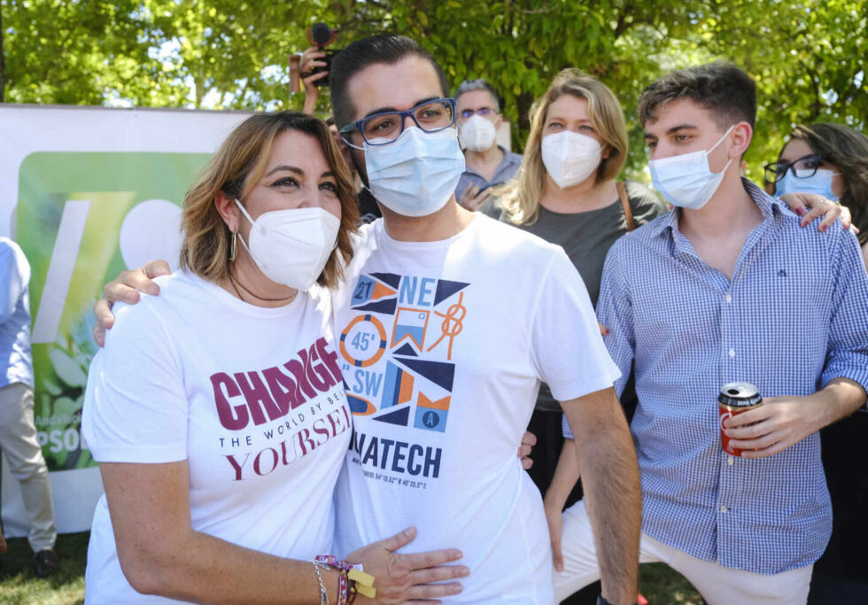 Díaz en Gines (Sevilla) con el reclamo como camiseta: "Cambia el mundo siendo tú mismo"