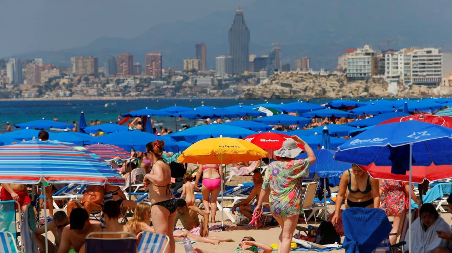 El verano 'a tope' de Benidorm sin los británicos: "Está hasta la bandera"