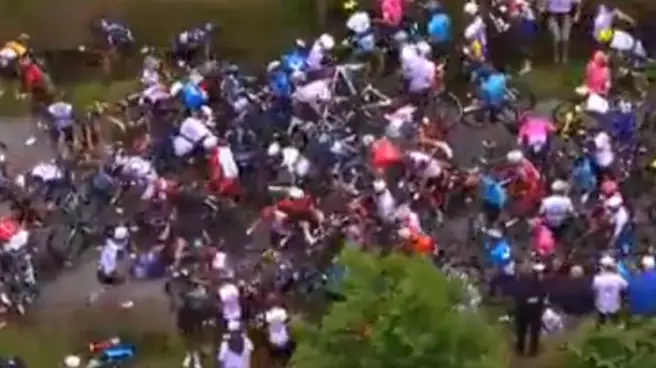 Un espectador con una pancarta genera una caída masiva en la primera etapa del Tour