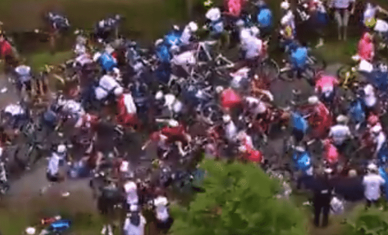 Un espectador con una pancarta genera una caída masiva en la primera etapa del Tour