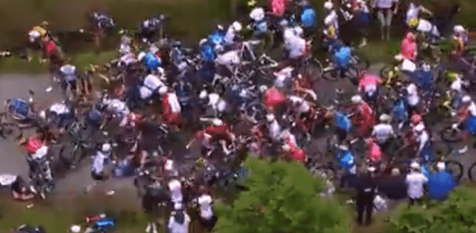 Un espectador con una pancarta genera una caída masiva en la primera etapa del Tour