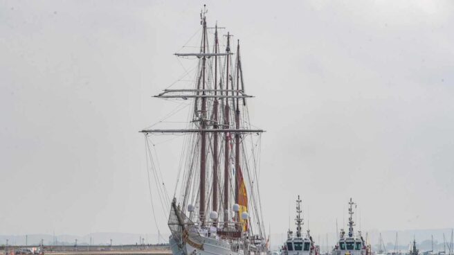 El buque escuela 'Juan Sebastán Elcano entra en el puerto de la bahía de Cádiz.