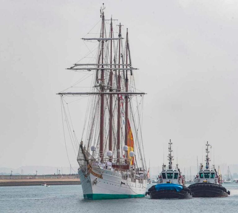 Así ha sido el recibimiento en Cádiz del Juan Sebastián Elcano