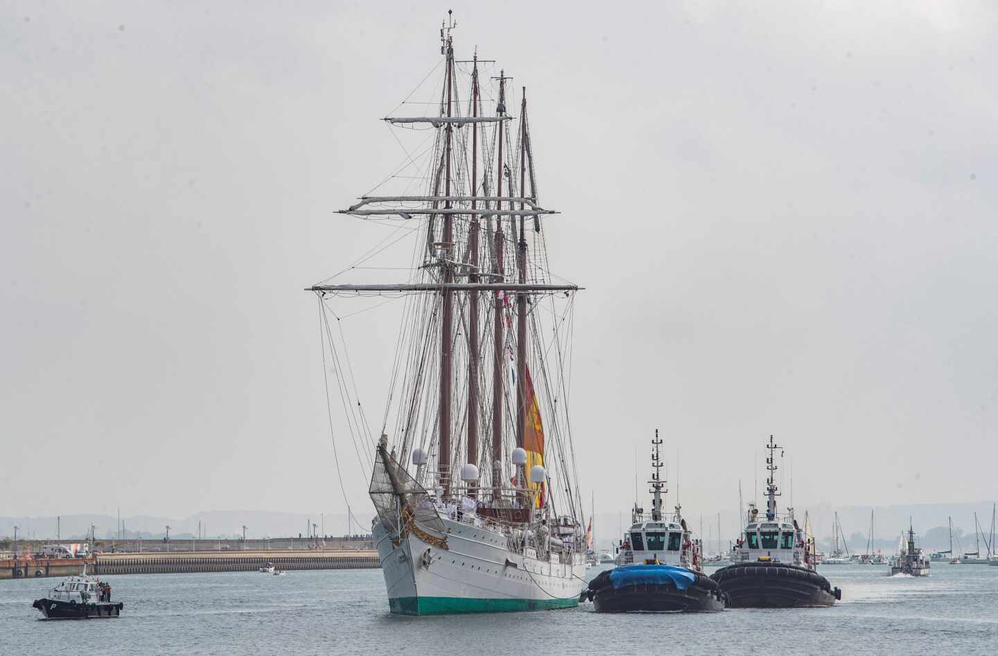 El buque escuela 'Juan Sebastán Elcano entra en el puerto de la bahía de Cádiz.