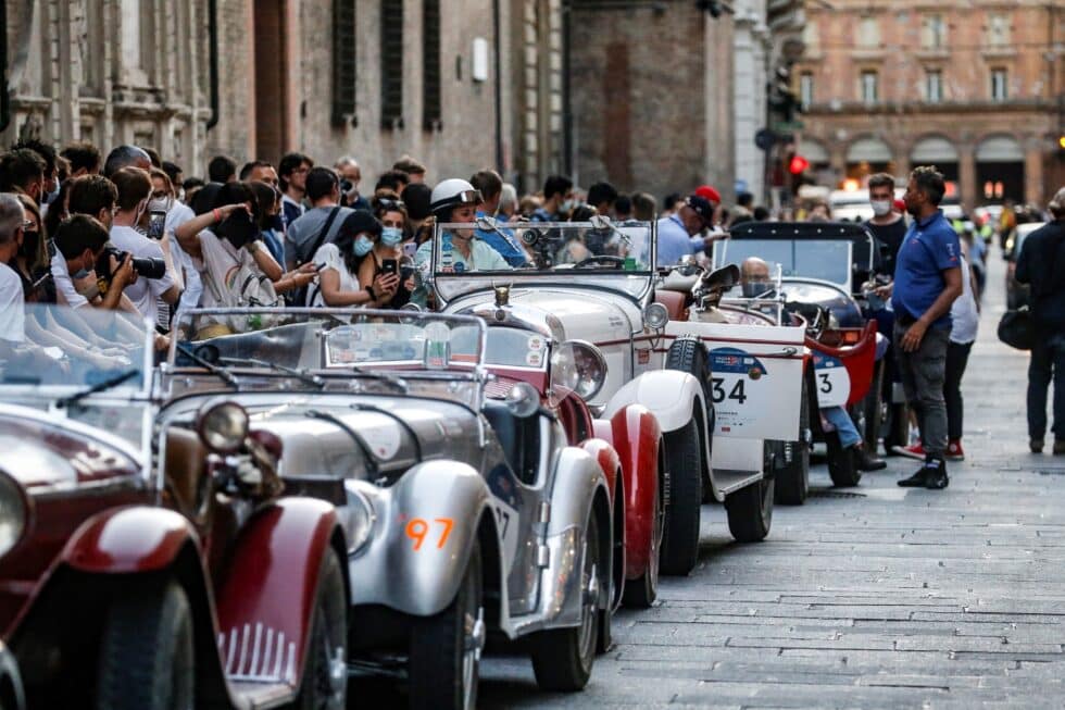 Fila de clásicos de la Mille Miglia en el centro de Bolonia