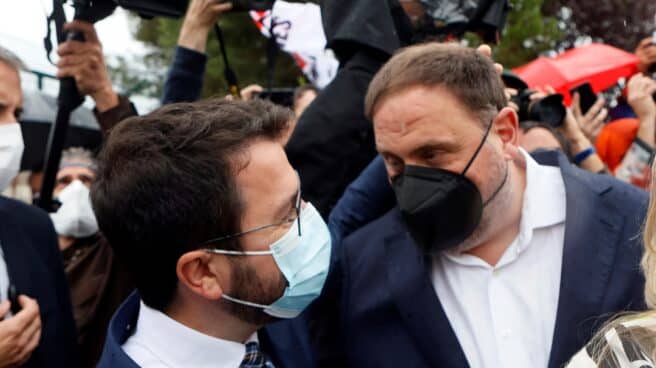 Junqueras saluda a Aragonés tras salir de prisión.