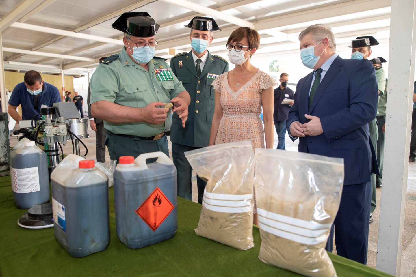 María Gámez, con miembros de la Guardia Civil en Alicante.