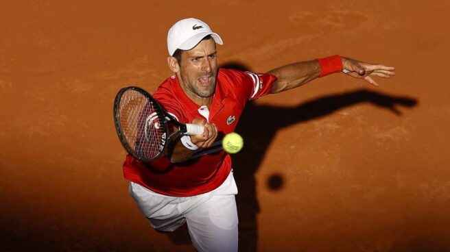 Novak Djokovic de Serbia en acción contra Stefanos Tsitsipas de Grecia durante su último partido en el torneo de tenis Abierto de Francia en Roland Garros en París.