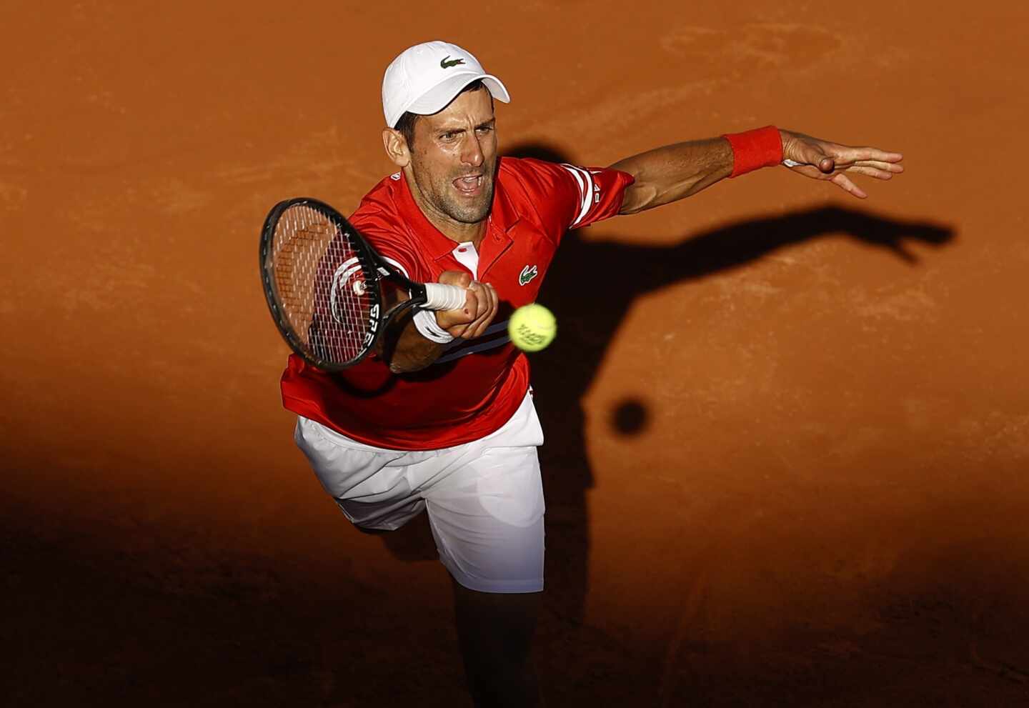 Novak Djokovic de Serbia en acción contra Stefanos Tsitsipas de Grecia durante su último partido en el torneo de tenis Abierto de Francia en Roland Garros en París.