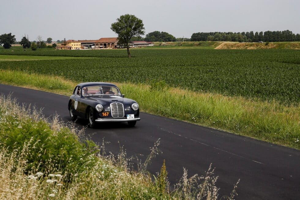 Maserati A6 1500 GT Pininfarina de 1950 durante la Mille Miglia (Italia).