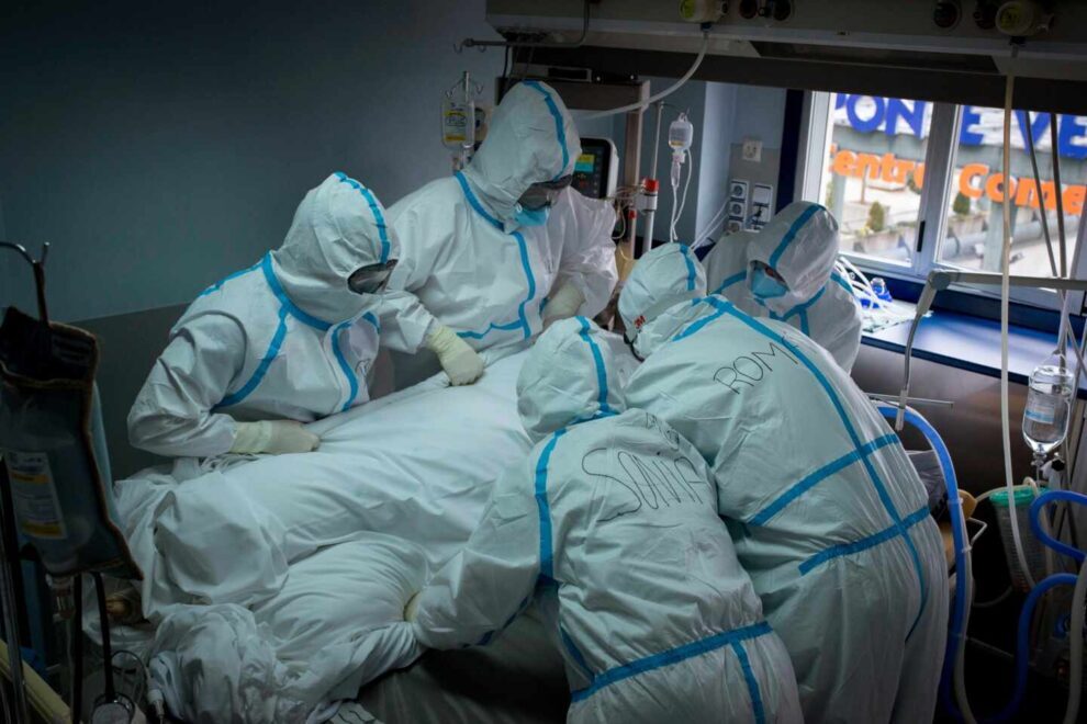 Trabajadores sanitarios atienden a un paciente con coronavirus en la UCI del Hospital Cosaga de Ourense en 2020.