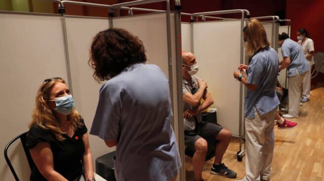 Inicio de la vacunación de las personas de 40 a 49 años en Madrid Varias personas a punto de recibir la vacuna contra la covid-19 en el Hospital Severo Ochoa de Leganés, Madrid