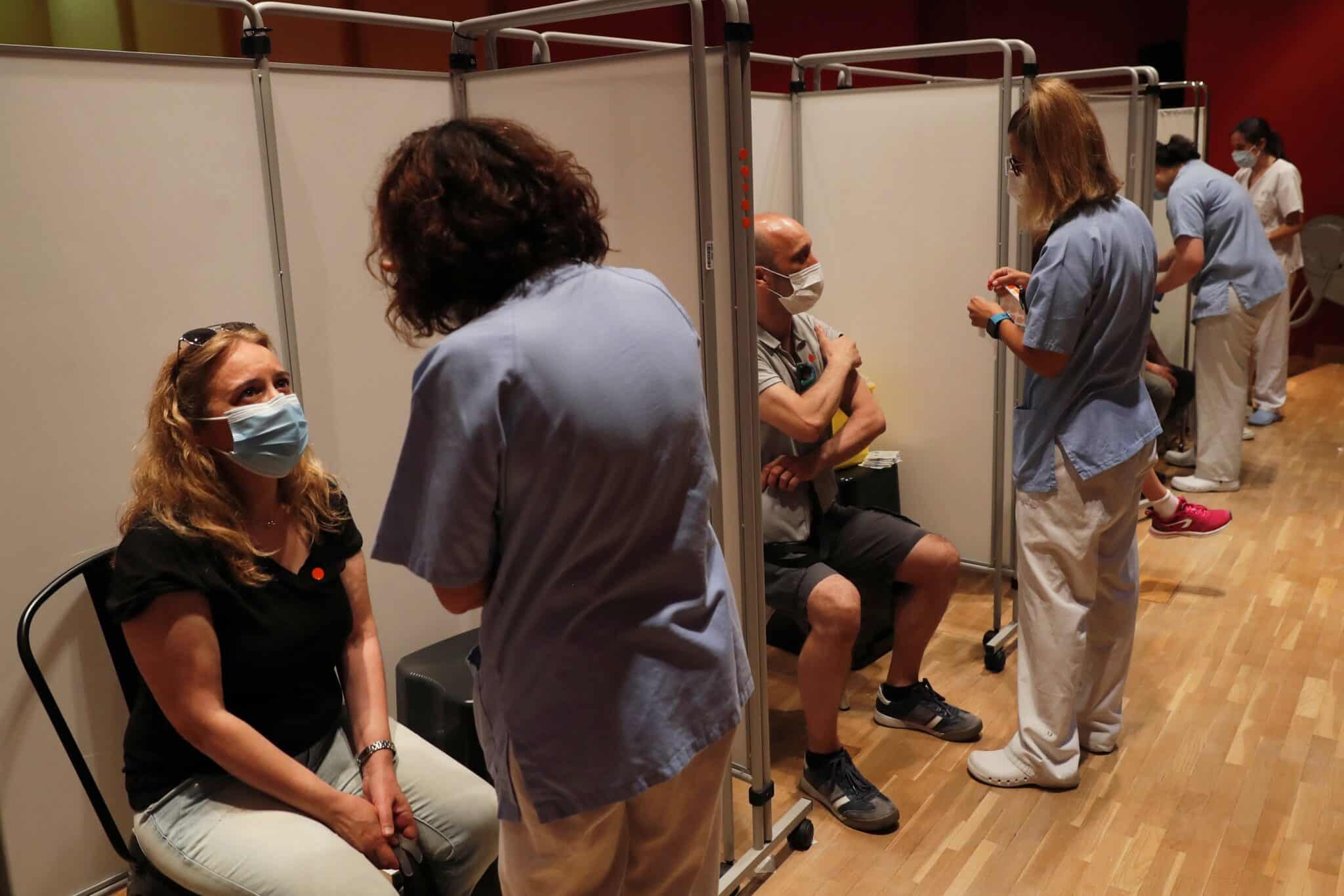 Varias personas a punto de recibir la vacuna contra la covid-19 en el Hospital Severo Ochoa de Leganés, Madrid