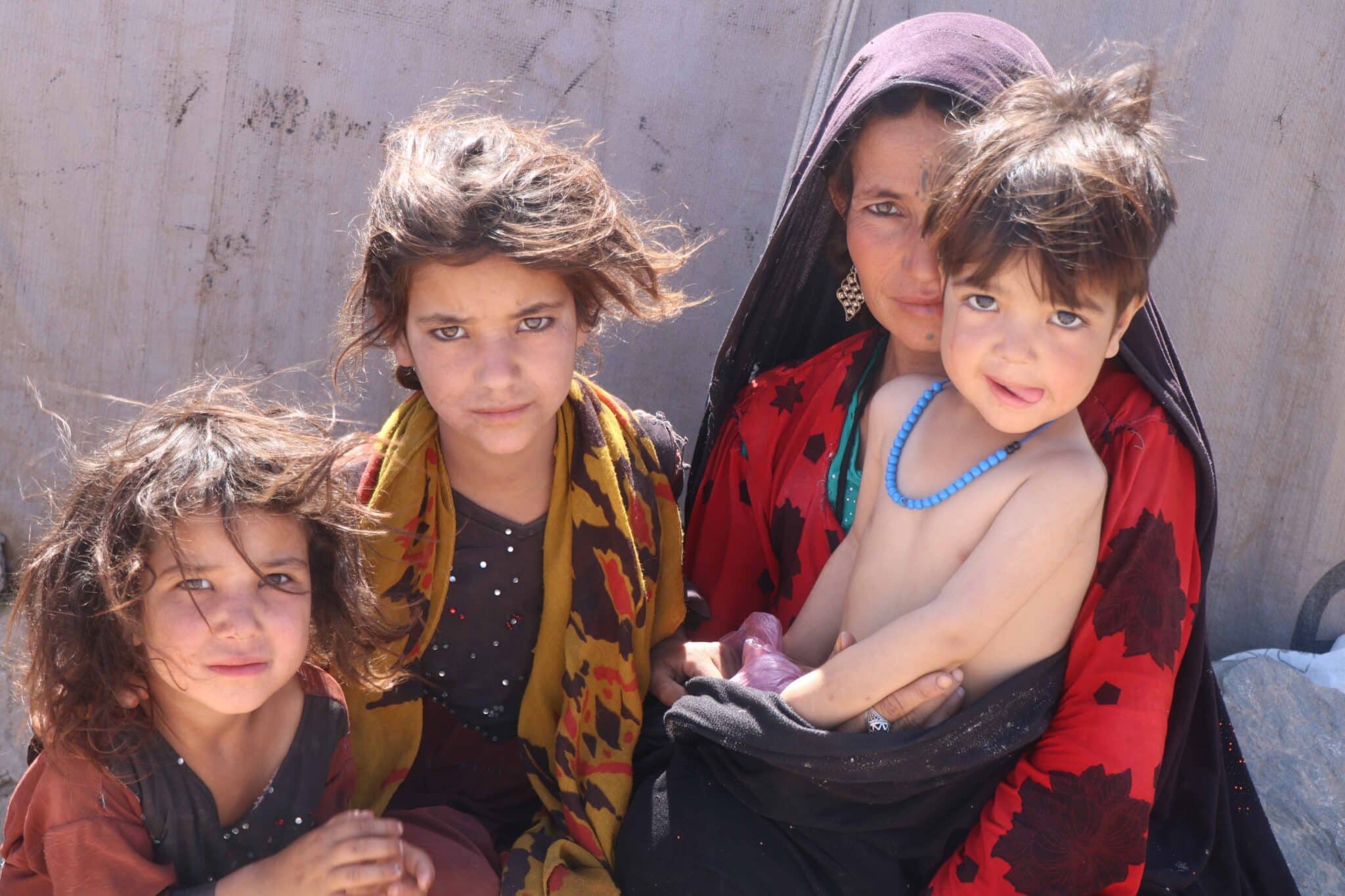 Una mujer y sus hijos, desplazados internos en Afganistán