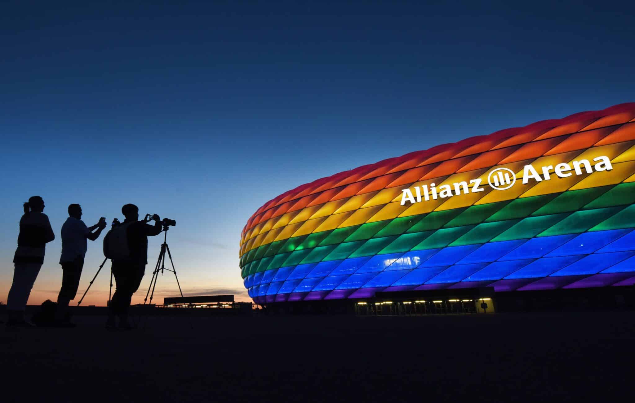 El Allianz Arena, iluminado con la bandera LGTBI durante un partido de 2016