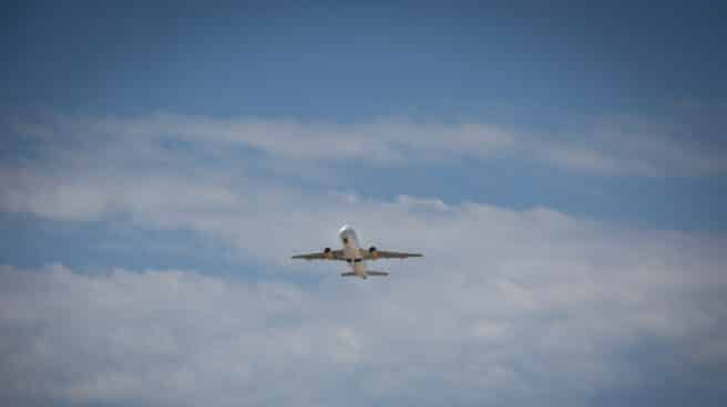 Un avión despega desde el aeropuerto Josep Tarradellas Barcelona-El Prat