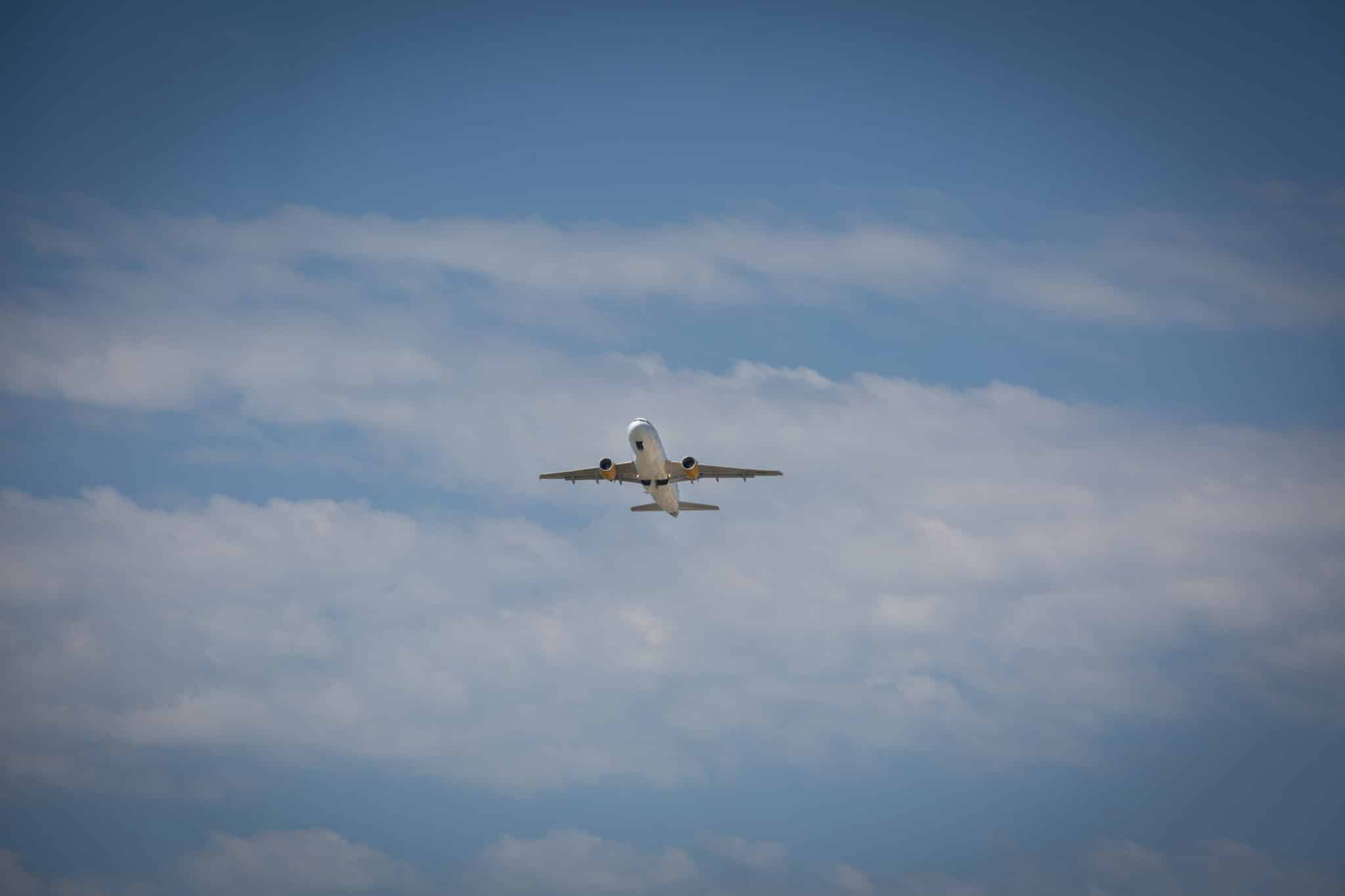 Un avión despega desde el aeropuerto Josep Tarradellas Barcelona-El Prat