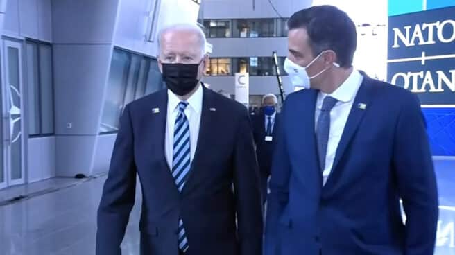 Sánchez no verá a Biden en su visita a Nueva York, donde seguirá 'vendiendo' el Plan de recuperación Joe Biden y Pedro Sánchez en un pasillo en la sede de la OTAN.