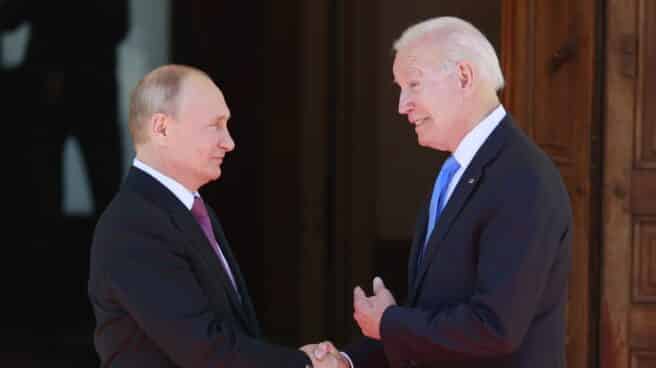 Vladimir Putin y Joe Biden se saludan antes de su cumbre en la Villa La Grange, en Ginebra