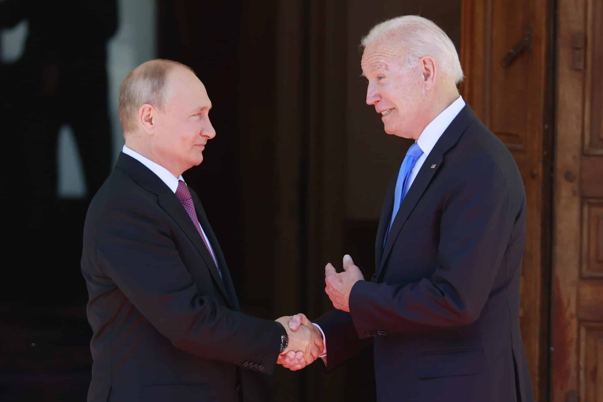 Vladimir Putin y Joe Biden se saludan antes de su cumbre en la Villa La Grange, en Ginebra