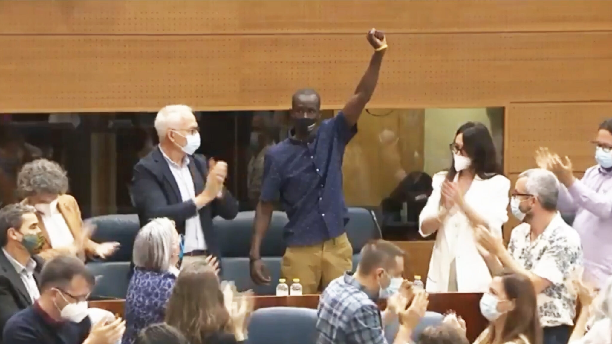 Momento en el que el diputado de Podemos Serigne Mbayé levanta el puño en señal de protesta contra el discurso de Rocío Monasterio