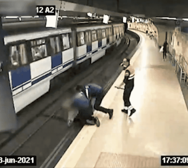 Así rescató la Policía a una mujer de las vías del Metro de Madrid
