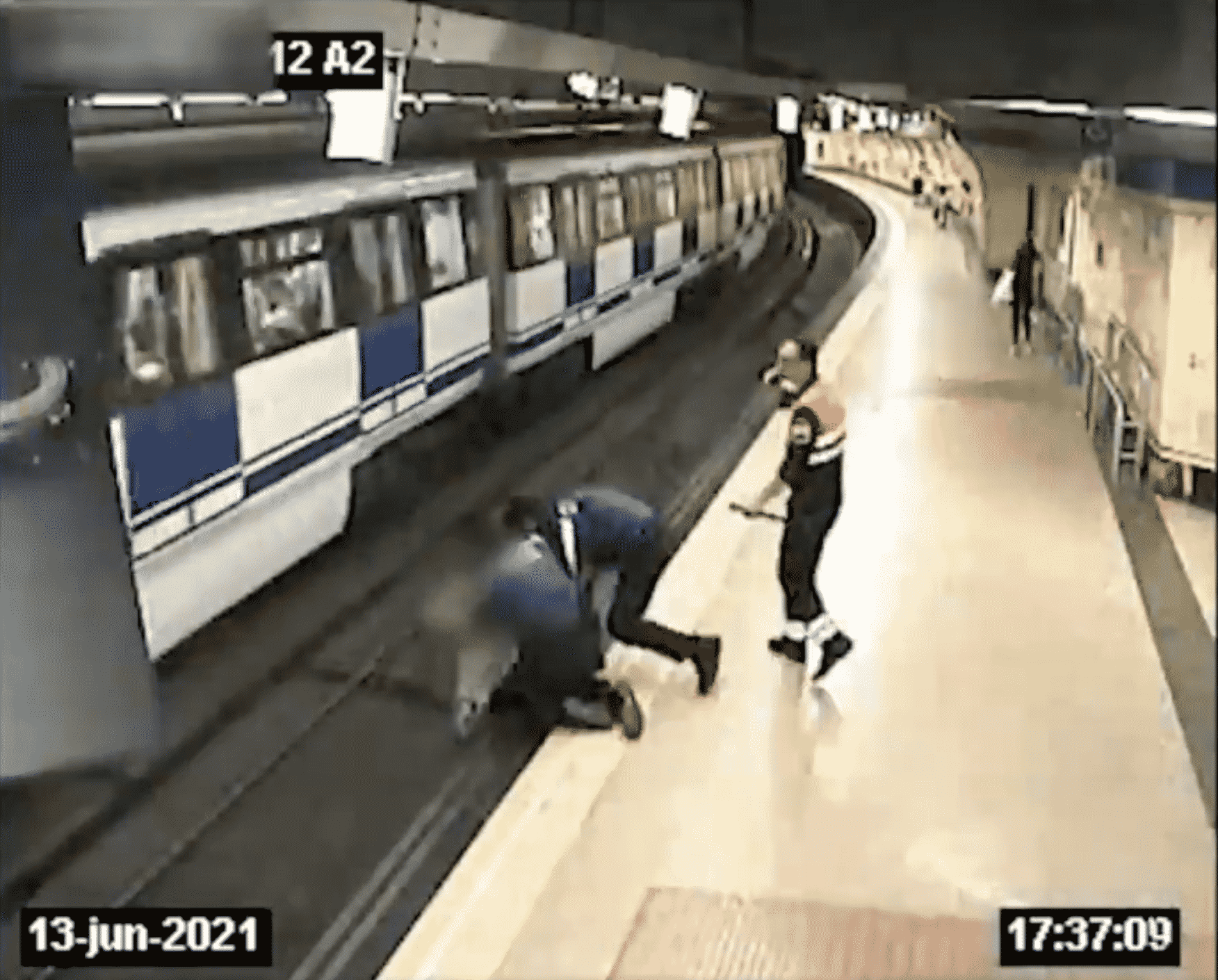 Así rescató la Policía a una mujer de las vías del Metro de Madrid