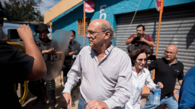 Carlos Fernando Chamorro, director del Confidencial, hace frente a la policía del régimen