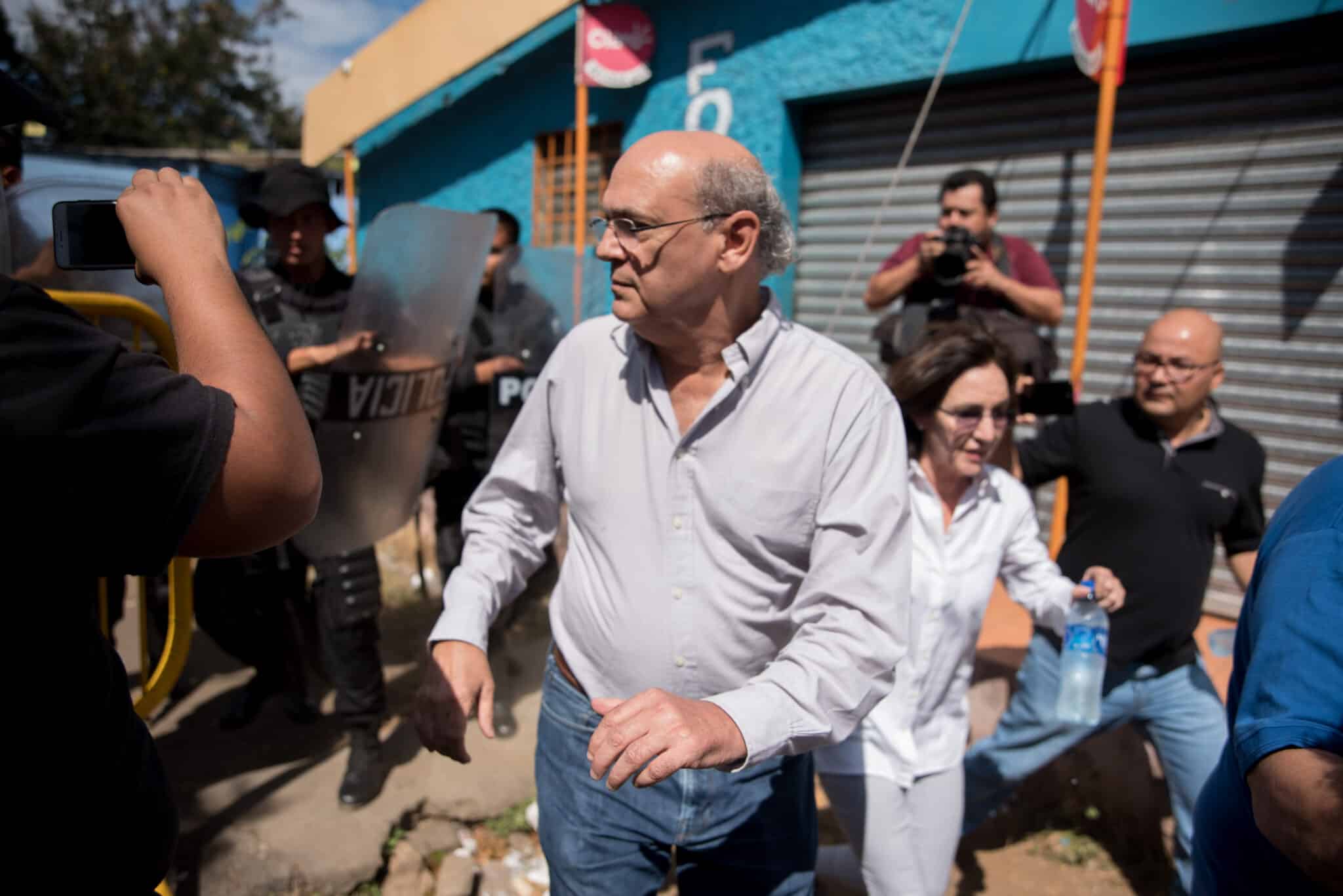 Carlos Fernando Chamorro, director del Confidencial, hace frente a la policía del régimen