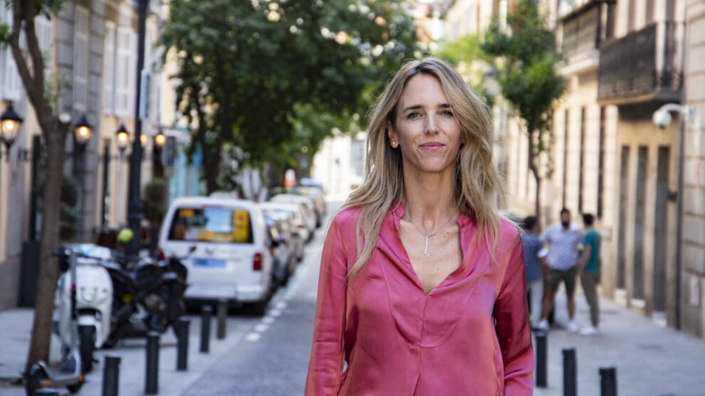 Cayetana Álvarez de Toledo posa en la calle tras una entrevista sobre la manifestación de los indultos