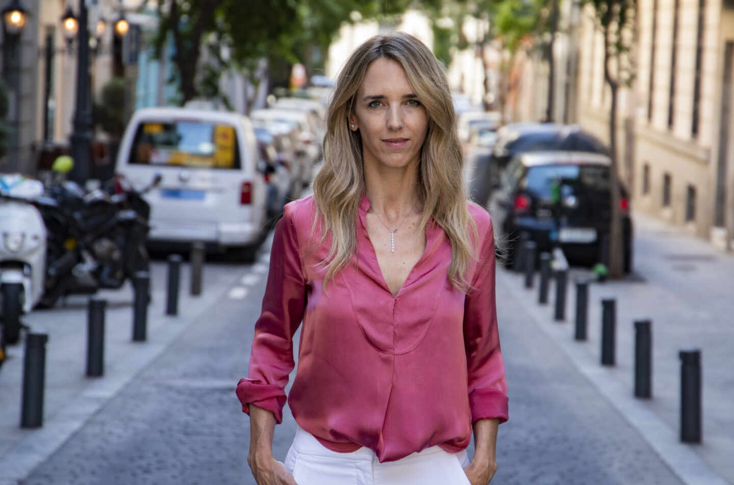 Cayetana Álvarez de Toledo posa en la calle tras una entrevista sobre la manifestación de los indultos