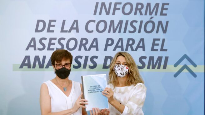 La presidenta de la Comisión Asesora para el Análisis del SMI, Inmaculada Cebrián, y la vicepresidenta y ministra de Trabajo y Economía Social, Yolanda Díaz.