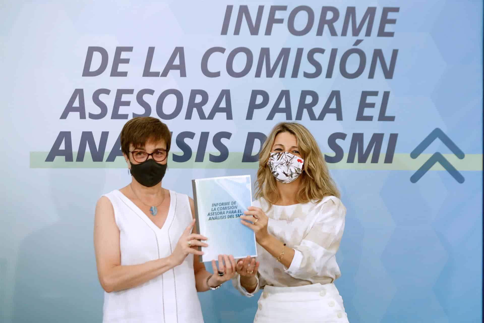 La presidenta de la Comisión Asesora para el Análisis del SMI, Inmaculada Cebrián, y la vicepresidenta y ministra de Trabajo y Economía Social, Yolanda Díaz.
