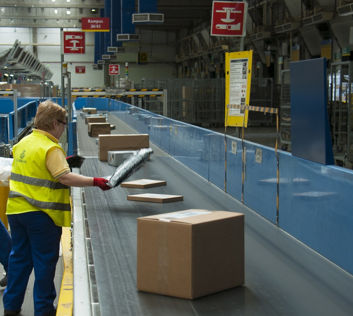 Una trabajadora de Correos, en un centro de clasificación de paquetería de la empresa pública.