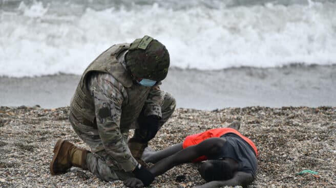 Europa y las migraciones Un militar español atiende a un migrante en la costa de Ceuta