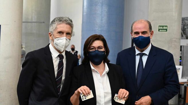 Nuevo DNI electrónico europeo La actriz María Luisa Martín posa junto a Marlaska con el primer DNI europeo.