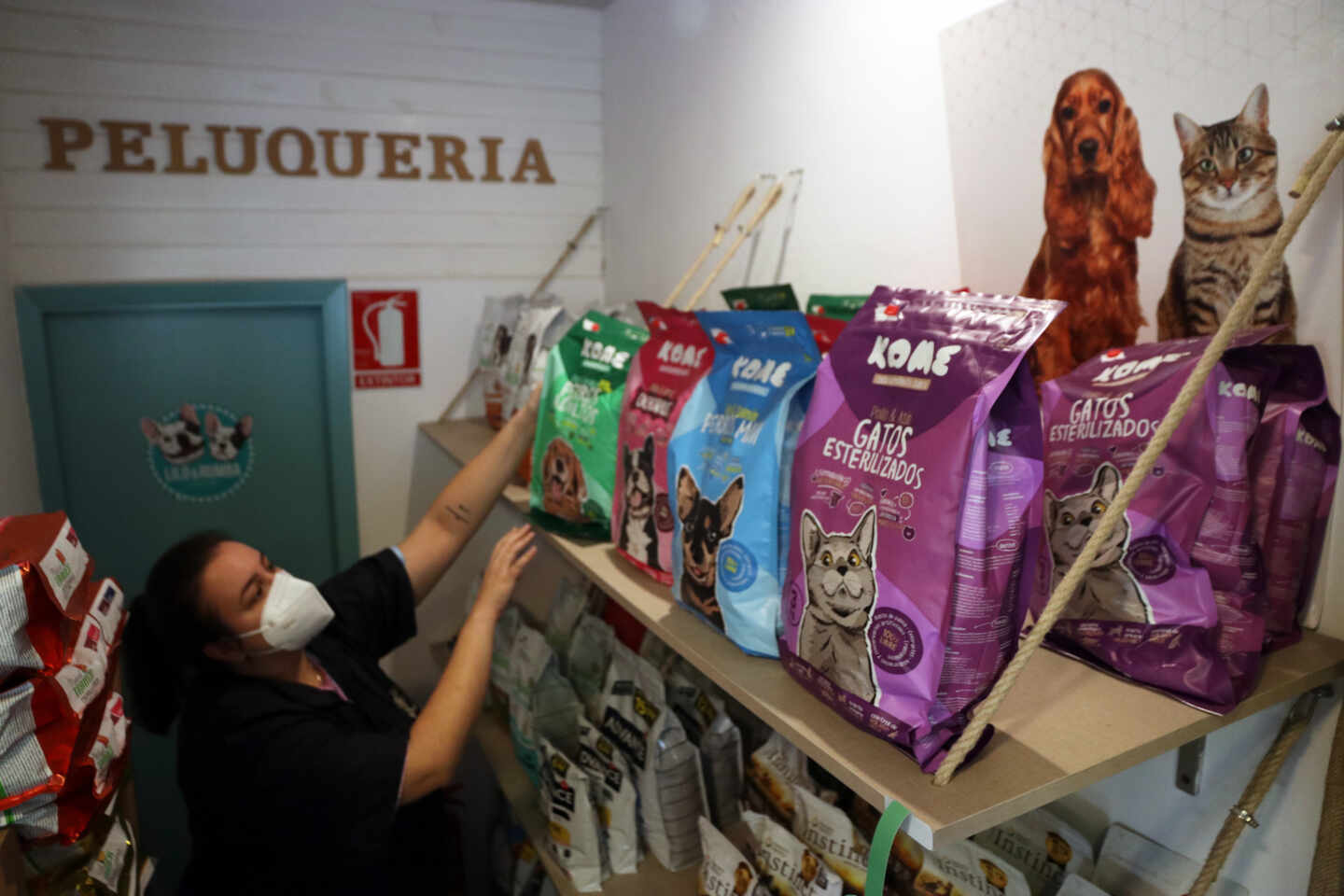 Una dependienta de una tienda de animales en Málaga.