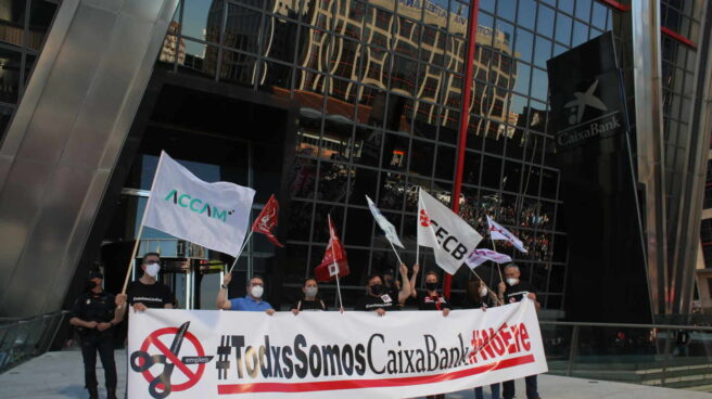 Manifestantes contra el ERE de Caixabank en las Torres Kio de Madrid.