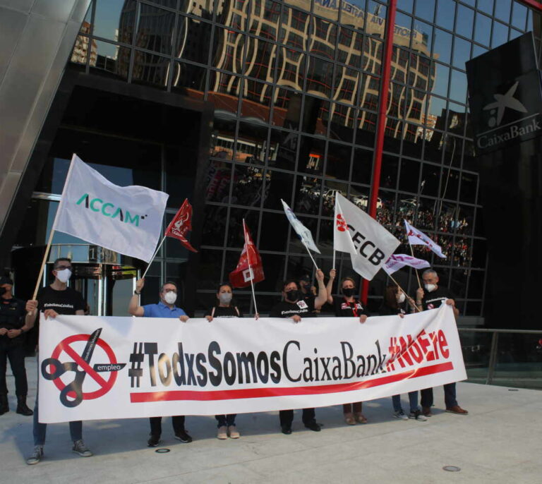 CaixaBank propone reducir el número de despidos en mitad de la huelga de los empleados