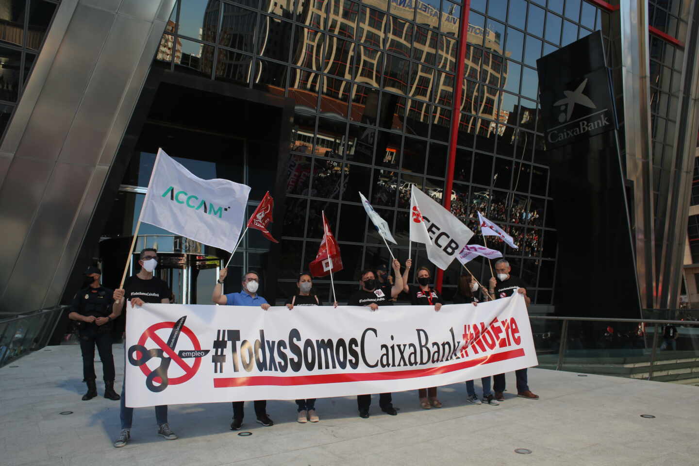 Manifestantes contra el ERE de Caixabank en las Torres Kio de Madrid.