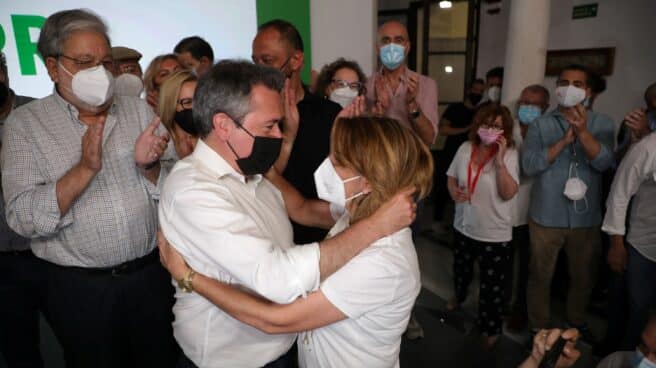Juan Espadas y Susana Díaz se saludan tras conocerse el resultado de las primarias del PSOE-A.