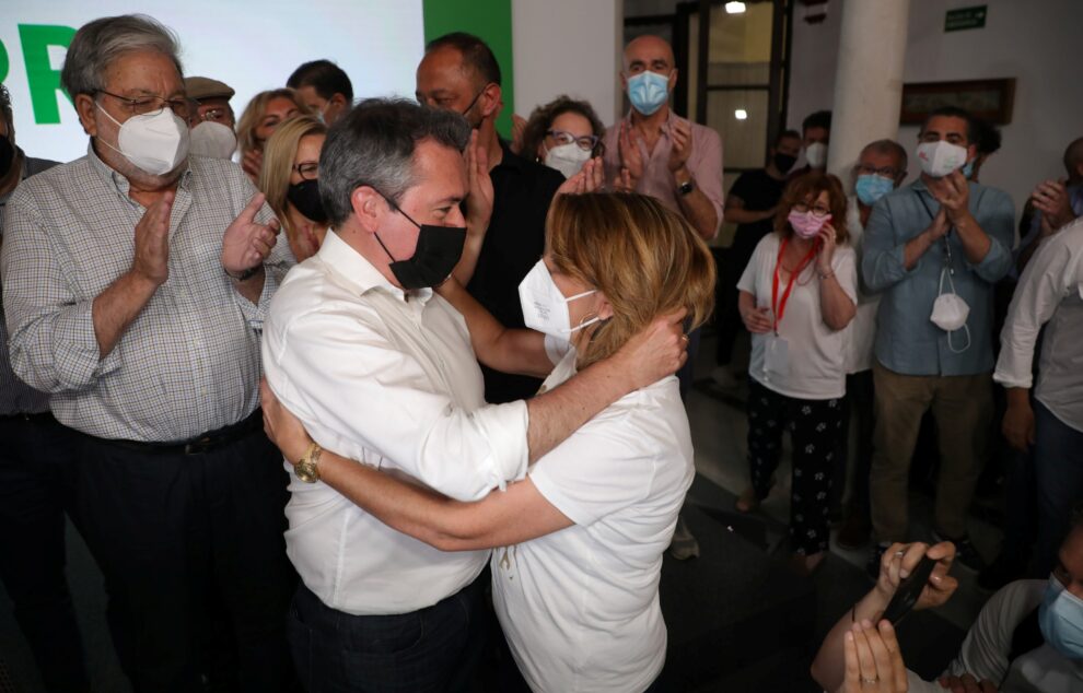 Juan Espadas y Susana Díaz se saludan tras conocerse el resultado de las primarias del PSOE-A.