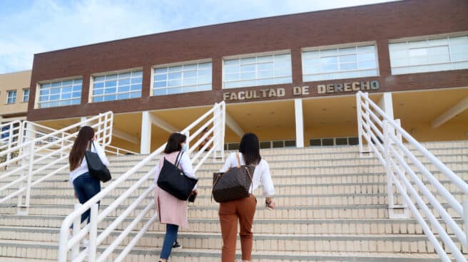 Estudiantes entran a la Facultad de Derecho de la Universidad de Málaga.