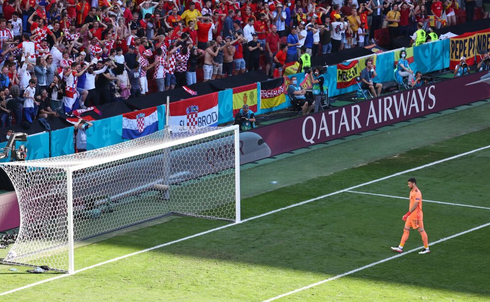 El portero español Unai Simón camina hacia su portería tras el error que supuso el 1-0 ante Croacia