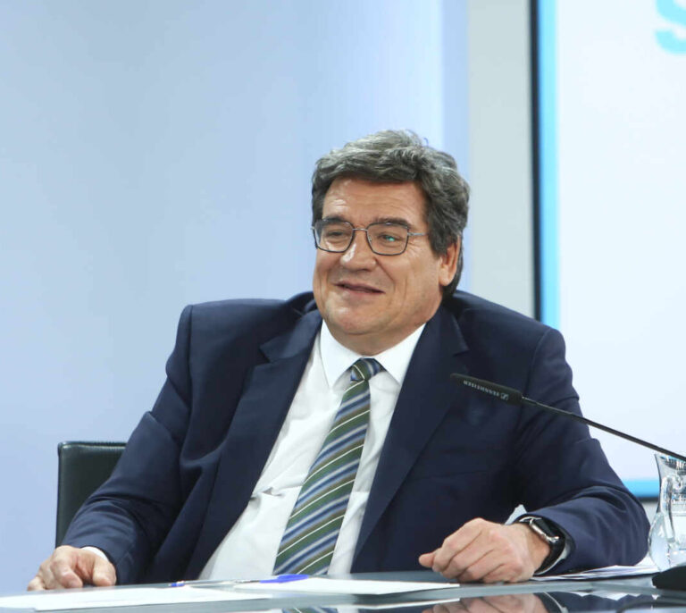 Escrivá: 10.000 trabajadores salen cada día de los ERTE, el triple que en mayo