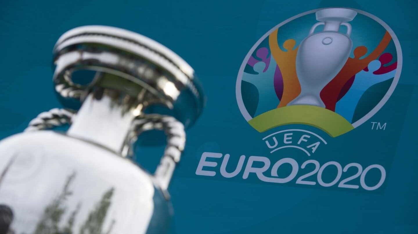 Imagen de la copa que recibirá el campeón de la Eurocopa y el logo del torneo 2020