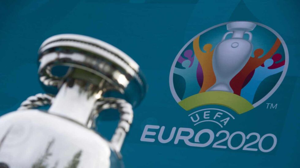 Imagen de la copa que recibirá el campeón de la Eurocopa y el logo del torneo 2020