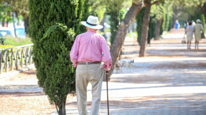 El retraso del Gobierno con el concurso del Imserso hace peligrar su vuelta en octubre Imagen de un anciano caminando.